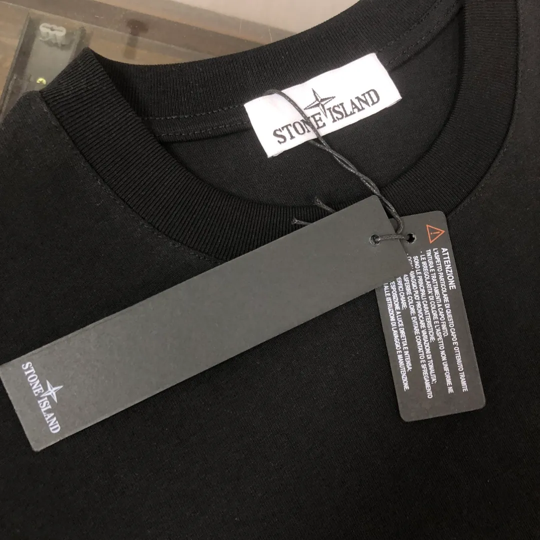 P180 Stone Island 2025 latest T-shirt, couple style ~ Original order, fashionable and casual short T-shirt, specially made of customized cotton fabric ~ Cotton T-shirt ~ Pre-washed to prevent deformation and shrinkage problem, more comfortable and breathable on the body ~ All available from stock ~ Unique design style, trendy must-have item, complete with three standards 👍 Color: black/white Size: S M L XL (larger version, please indicate your height and weight when placing an order)